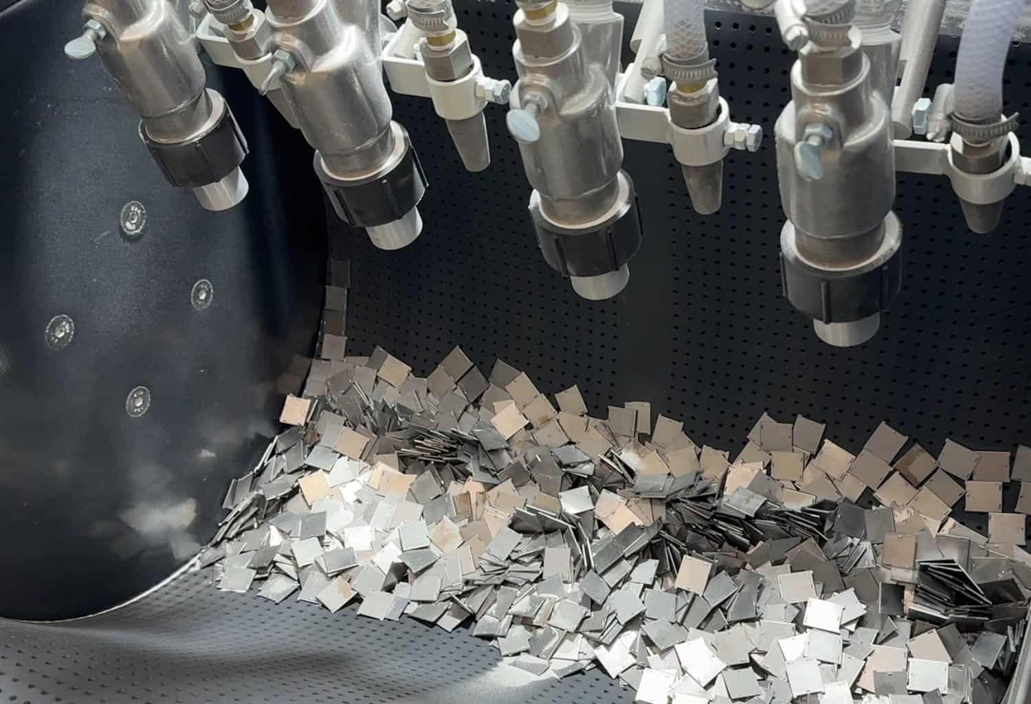 Automated tumble blasting system processing metal components